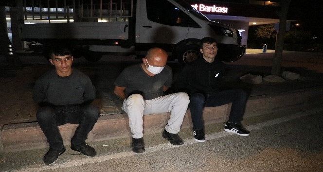 Polisten kaçan alkollü sürücü 2 kilometre kovalamanın ardından taksiye çarpınca yakalandı